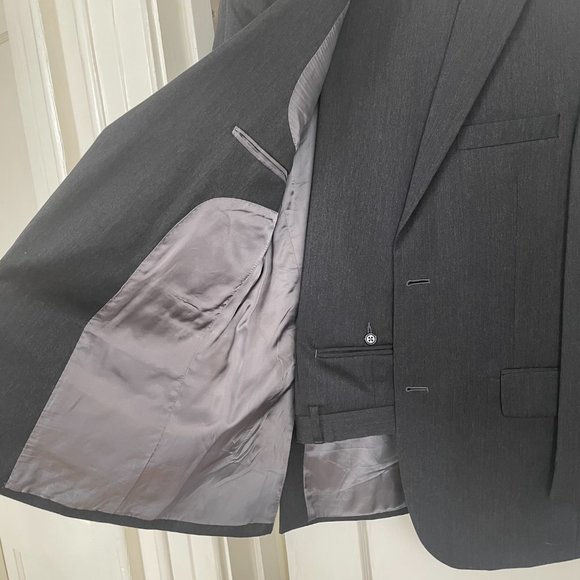 Jos. A. Bank - Men's Traveler Tailored Suit - Gray 40R, 34x30 pants - Picture 2 of 6